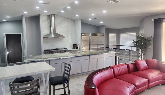 Sleeps 16. 5bd/5a. Pool, Spa, Park Room for RV, Boats and Toy Trailers !