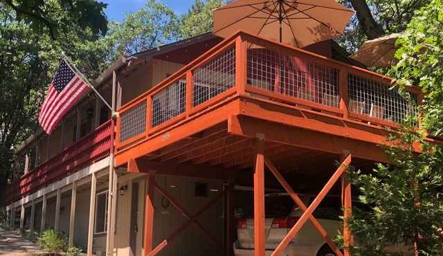 sleeps 18, room for the whole family, lake privileges, steps from the lake.