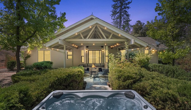 Sleeps 30 - Spacious - 3 Houses on 40 acres - Hot Tub - Game Room