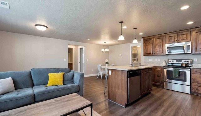 Sleepy Ridge Apt, Self Check-In, Parking in Orem