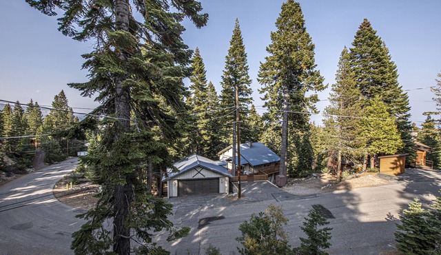 Snowbird at Tahoe: 4 bed, 2.5 bath Chamberlands home with full HOA access!