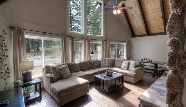Snowshoe Chalet 3 Bedroom Cabin by RedAwning
