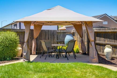 Sophisticated Sanctuary: 8 Mi to Lodi Wineries!