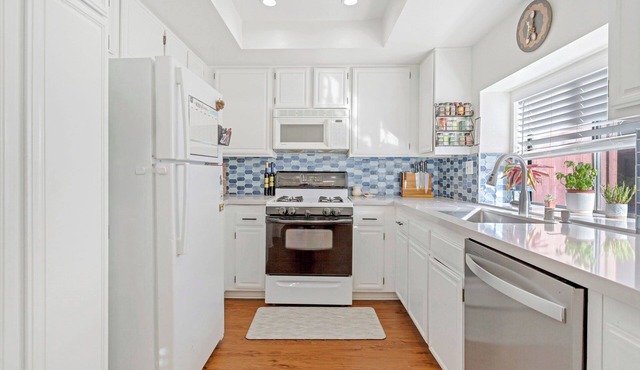 Spacious 2 Bedroom plus Office Townhome - Apr-Jul