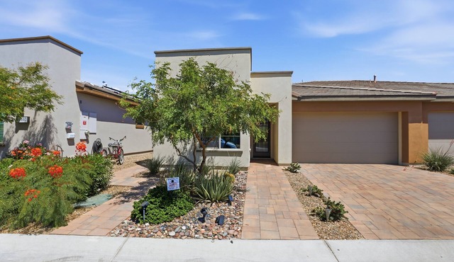 Spacious 2-bedroom plus den/office sleeps six - Beautiful Views! in Indio