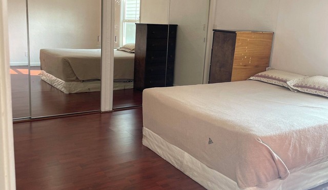 Spacious 2Bedroom House 1Bath in the Heart of the Bay. Minutes from attractions.