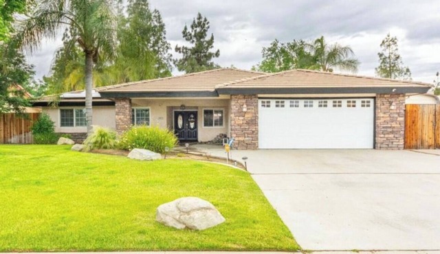 Spacious 3-bedroom house with pool in a peaceful area in Bakersfield.