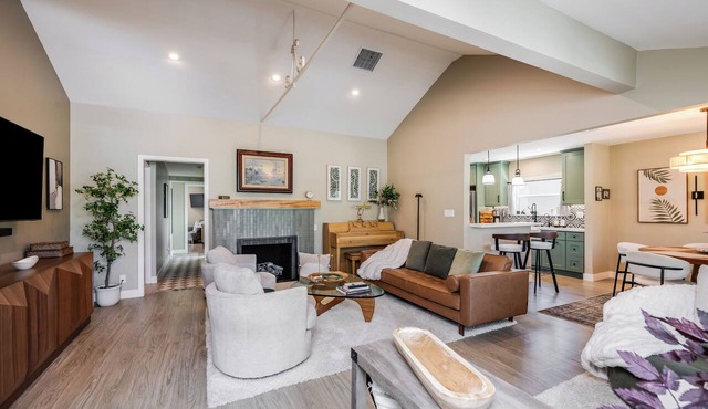 Spacious 3BR/3BA Modern Home, Firepit, Private Yard Studio City/Universal Close