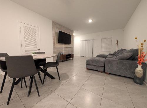 Spacious 3BR Jacksonville Townhome With King Bed in Jacksonville