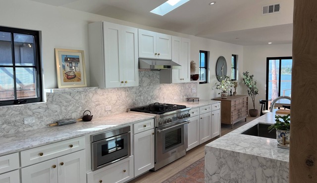 Spacious 4-bedroom, 3- bath waterfront glass house!