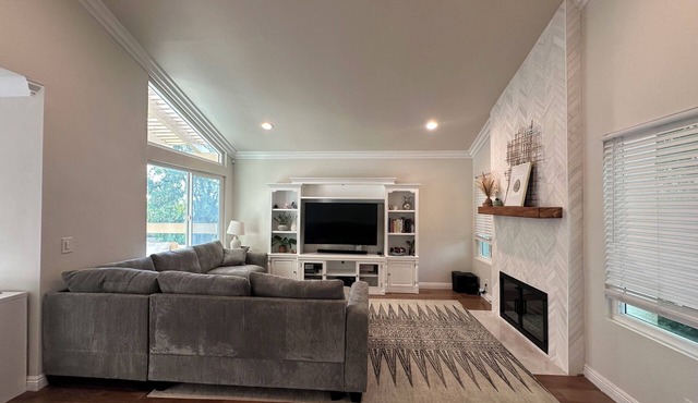 Spacious 4-bedroom Disneyland townhome with AC, WiFi in Brea