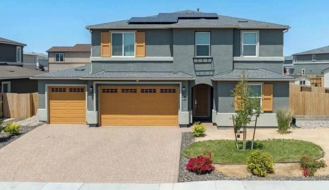 Spacious 4-Car Garage Sleeps 23