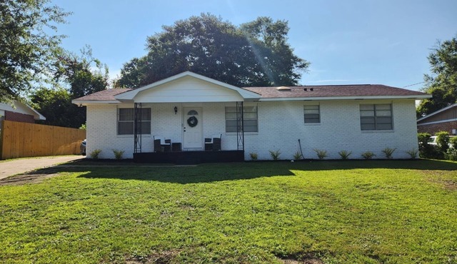 Spacious 4BR Home, Screened Porch, Fenced Yard, Pet-Friendly, 7 Min to Benning in Columbus