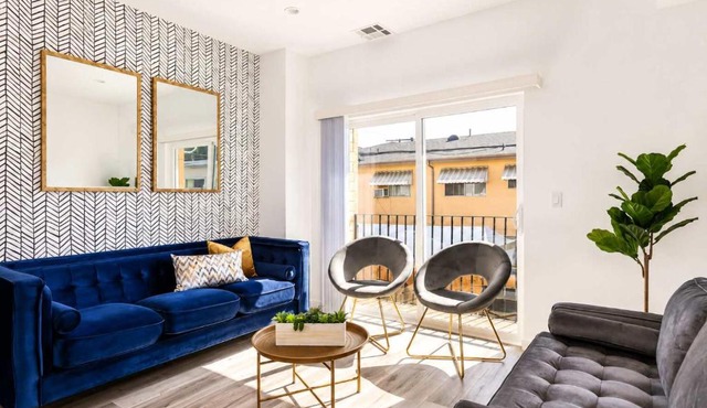 Spacious 4BR Townhouse with Free Parking Near DTLA