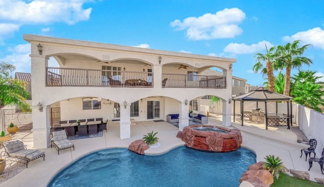Spacious 5 bedroom close to strip with Pool, Jacuzzi, Parking, Rv Parking, Grill