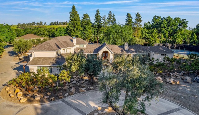 Spacious 5-bedroom house with AC, WiFi in Pleasanton's tranquil neighborhood
