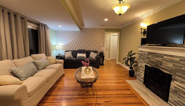 Spacious 5-bedroom house in enchanting Danville with AC, WiFi