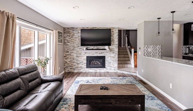 Spacious 5-bedroom house in North Spokane with Hot tub & game room. in Spokane