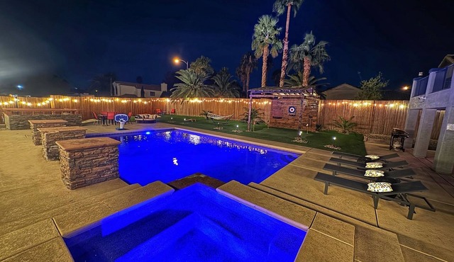 Spacious 5-bedroom villa with 8 beds and Large Pool/Spa in brilliant Las Vegas