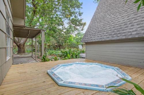 Spacious 5BR and 3BA Plus Cozy Cabin With Spa Near Galleria in Houston