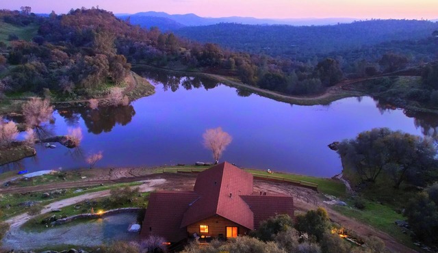 Spacious 6-bedroom Estate with Private Lake, near Yosemite