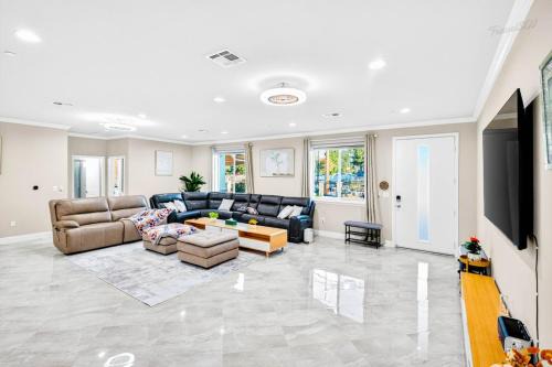 Spacious 6BR Stay + Parking + Near DTLA #TravelSGV