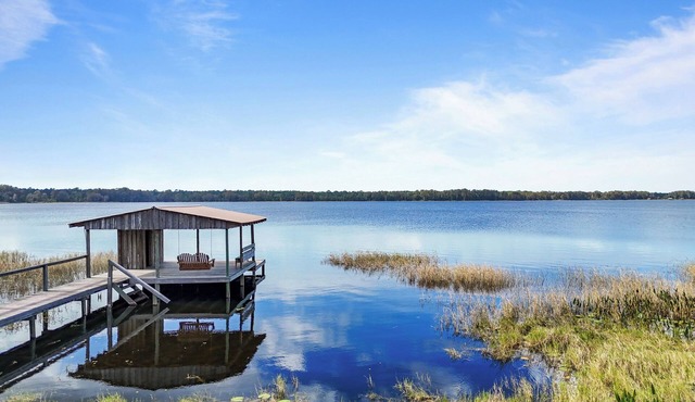 Spacious 7-bedroom, 7-bathroom lake front house in brilliant Hampton, sleeps 17! in Hampton