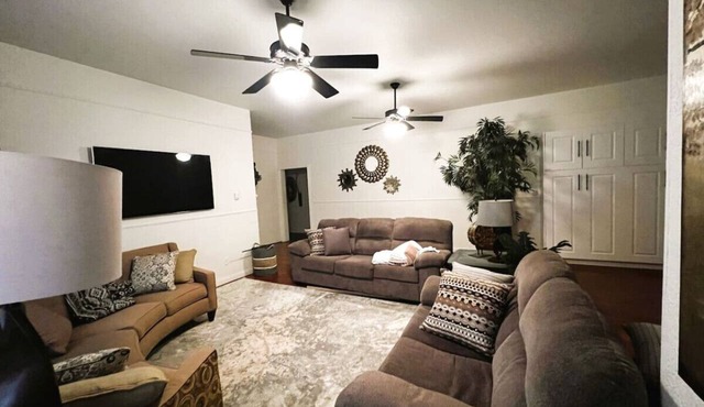 Spacious! Breakfast, Comfy, Location! in Lynden