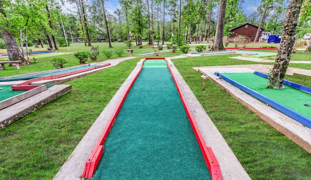 Spacious Bunkhouse Rental at Bundick Lake RV Park with Full Amenities in DeRidder