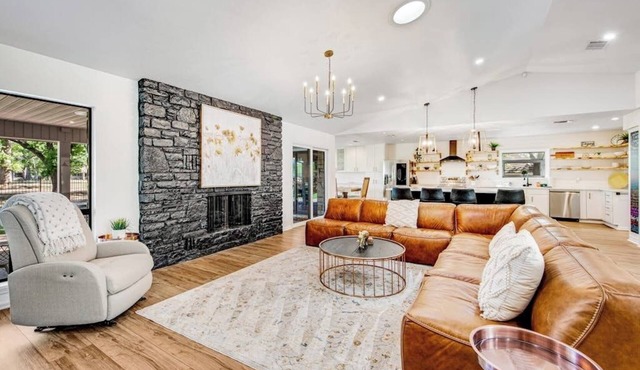 Spacious & elegant haven with huge yard, updated interior, AC, & fast WiFi in Horseshoe Bay