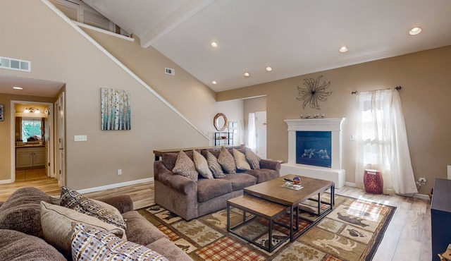 Spacious home w/granite countertops, gas fireplace & 2 large patios-shared pool