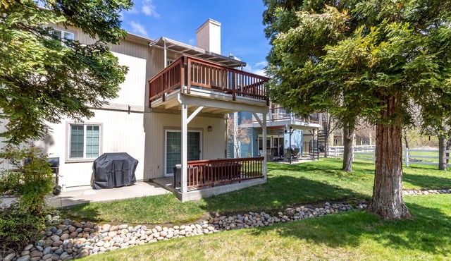 Spacious lake view townhouse near Yosemite w/hot tub & pool access, AC, & WiFi