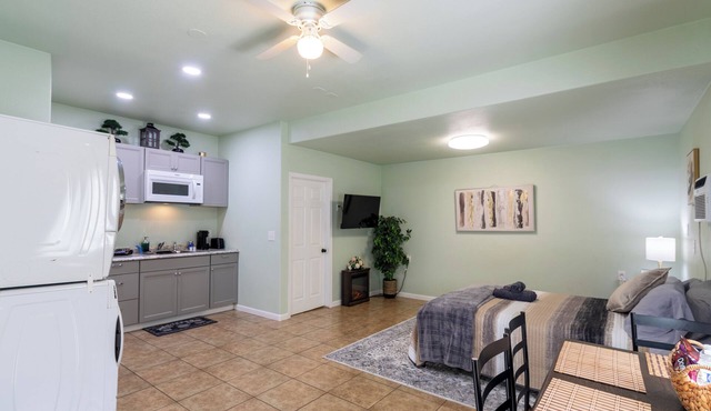Spacious Modern Studio with a private entrance nearby Sequoia N Park in Tulare
