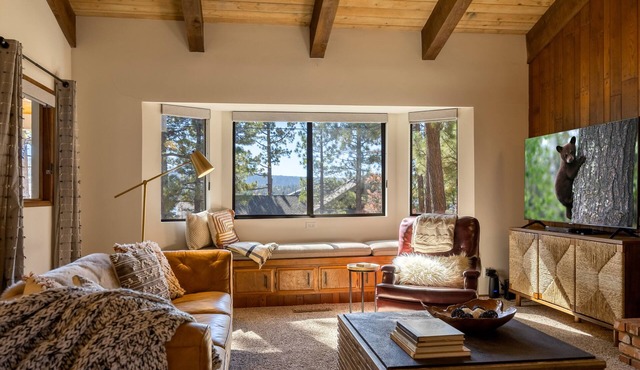 Spacious mountain home, across the street from the Lake, AC, pets ok. Sleeps 12