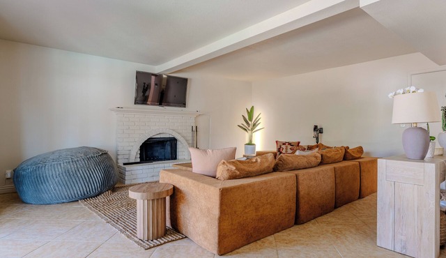 Spacious Oasis w/Heated Spa l 10min from strip