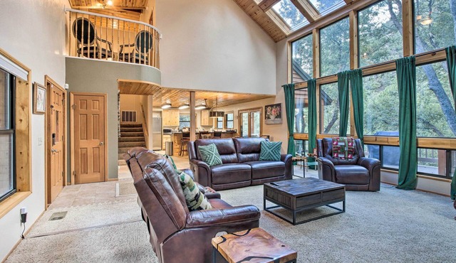 Spacious Pine Mountain Club Cabin w/Fire Pit