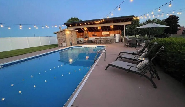 Spacious Poolside Home - perfect for retreats & all types of family gatherings. in Post Falls