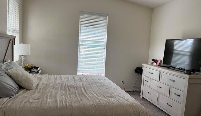 Spacious Private Master Suite in a 3 Bedroom Townhome w/Kitchen, Pool & Shopping