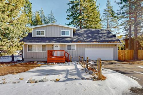 Spacious rustic home with modern appliances arcade games & dog friendly