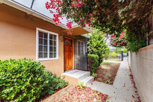 Spacious Two Bedroom in Santa Monica #E