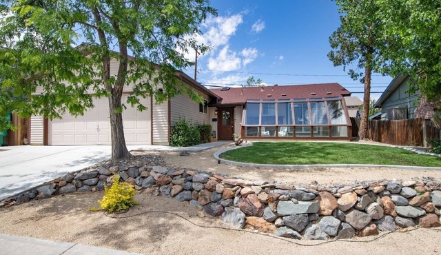 *Special~UNR~Downtown~Family~Sleeps 10~RenoRetreat