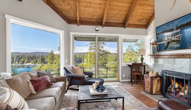 SPECTACULAR LAKE VIEW HOME, 3100 SFT, A/C, SPA, STEPS to LAKE