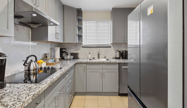Splendid Bungalow w Game Room near Stanford Meta IKEA in Menlo Park