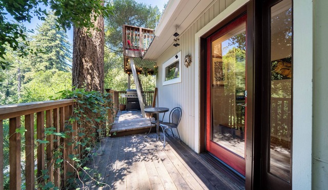 Stairway to Treetop Heaven- Lower 1bd w/private hot tub and deck!
