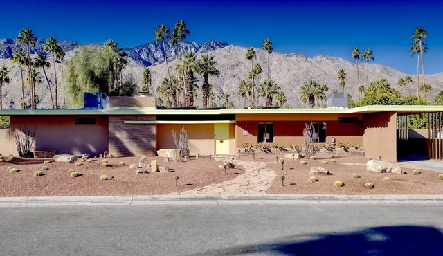Star of Modernism Week - Three Bedrooms, Pool &Spa in Historic Deepwell Estates