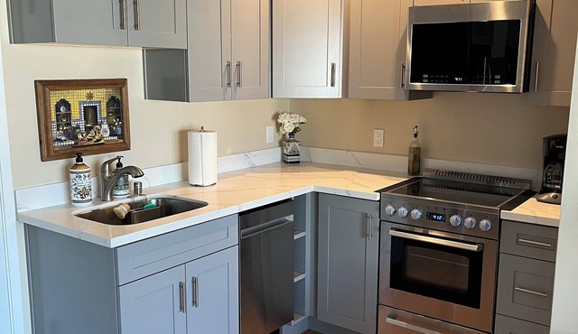 Stay in our spacious, newly remodeled studio apartment in San Bruno!