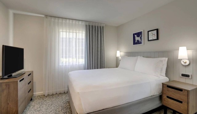 Stay with Free Daily Breakfast! Minutes to Levi's Stadium w/Outdoor Pool