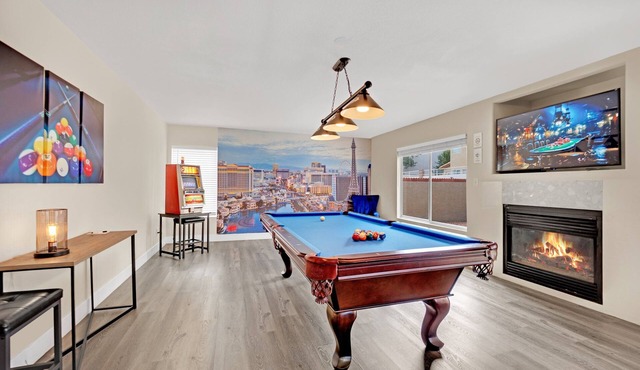 Stella Villa: Luxe 5BR Pet Friendly Retreat w/pool table, darts, 65” TV, wet bar, ping pong