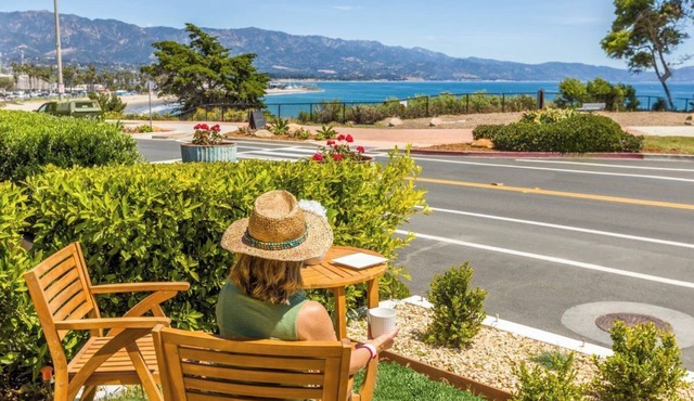 Steps to Beach, Walk to Dwntwn, Full Ocean View, Pet-Friendly Back Yard, Hot Tub