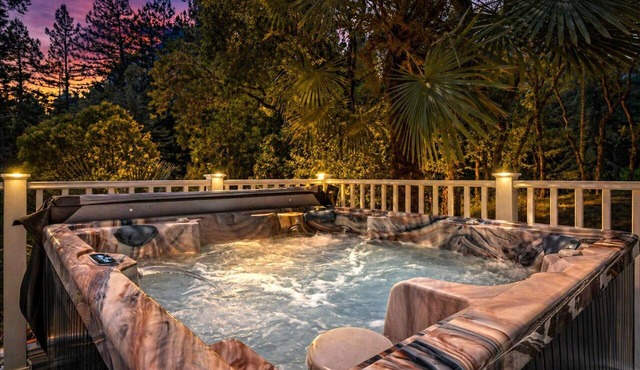 Steps to Russian River~Near Guerneville~Hot Tub, Game Yard & Cosmo Retreat